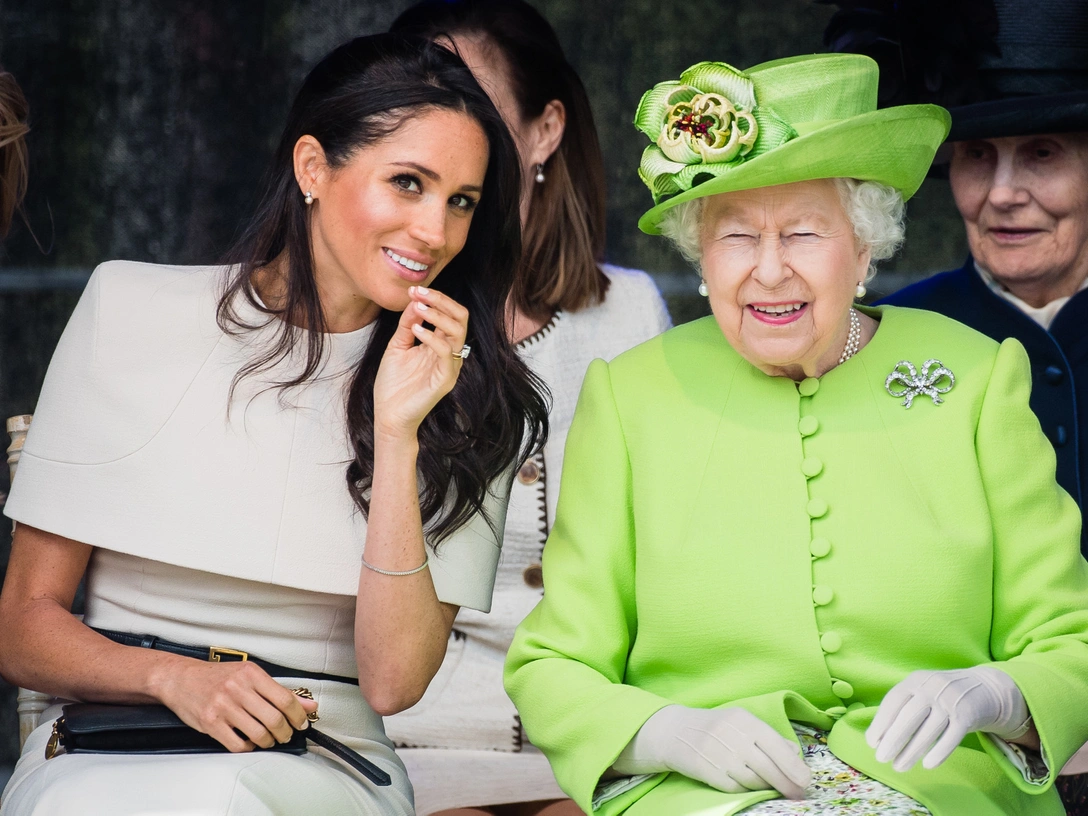 Герцогиня Сассекская и Елизавета II навещают школу в Чешире во время своего первого совместного визита, 14 июня 2018 | marieclaire.ru