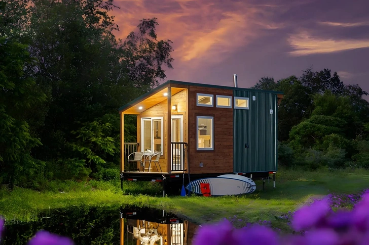Холостяцкая берлога: взгляните на маленький дом-прицеп Little Lodge родом из США | Источник: Backcountry Tiny Homes