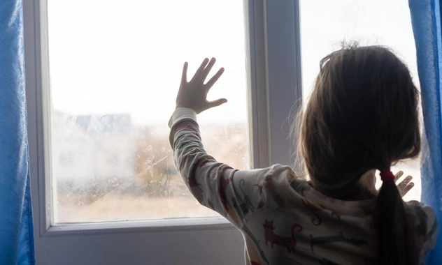 2-летняя девочка чудом выжила, выпав с 10-го этажа. В больнице она удивила всех врачей