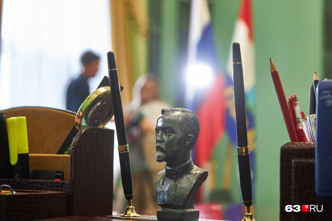 «Самым большим бедствием для нас в настоящее время является бесконечное обилие всяких заседаний, поглощающих бесконечно много времени без достаточных результатов, не окупающих ни в какой мере потерянных часов. <…> Необходимо, чтобы каждый работник вел борьбу с этим злом и оказывал сопротивление, когда его вовлекают на заседания, на которых он мог бы и не участвовать без ущерба для дела», — предупреждал рыцарь революции Феликс Дзержинский почти век назад | Источник: Роман Данилкин / 63.RU