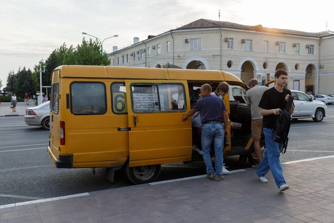 Переполненная маршрутка — стандартная ситуация в Туле | Источник: Алексей Волхонский / V1.RU