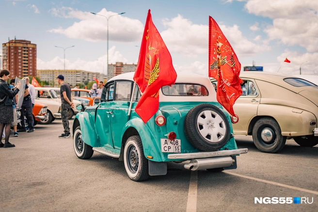 В наши дни цветные автомобили встречаются нечасто | Источник: Кирилл Башинский / NGS55.RU