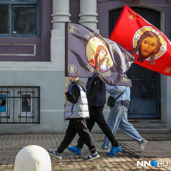 На шествие пришли с флагами | Источник: Наталья Бурухина / NN.RU