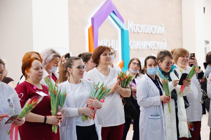 Московских женщин-медработников и пациентов поздравили с 8 марта