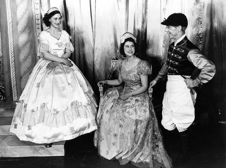 Фото №40 - Рождественский театр Виндзоров: как принцессы Елизавета и Маргарет поднимали боевой дух нации