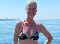 41-летняя Светлана Хоркина показала подтянутую фигуру в бикини