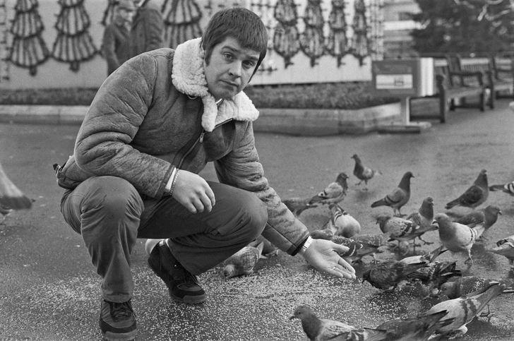 Осборн кормит голубей в Глазго, Шотландия, ноябрь 1982 года | Источник: Staff/Mirrorpix/Getty Images