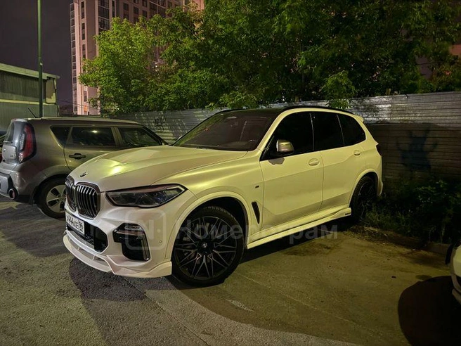 Акиф Сафаров купил сыну белую BMW X5 | Источник: Номерограм
