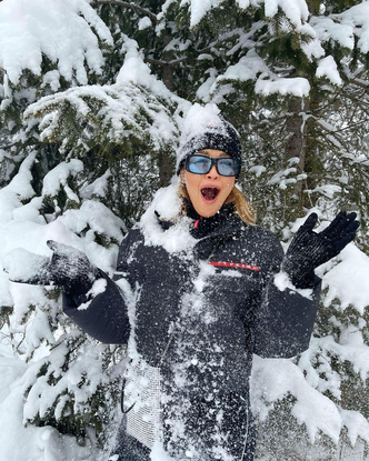 Как выглядеть стильно в спортивном луке: Рита Ора показала идеальный образ для зимней прогулки