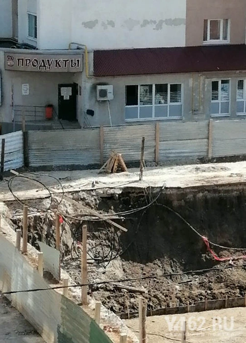 Котлован расширяется на улице Фирсова