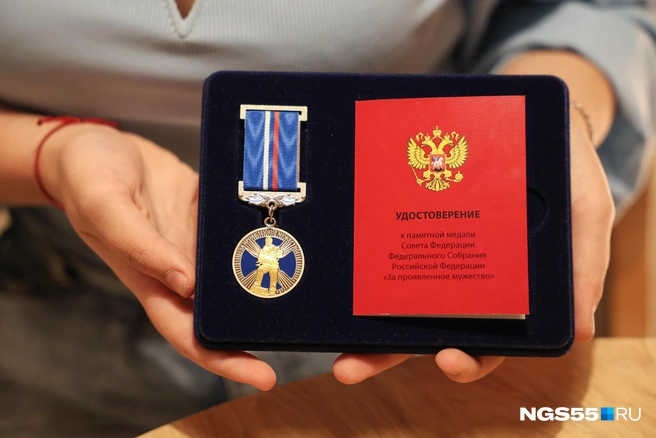 Виктории вручили медаль «За проявленное мужество» | Источник: Евгений Софийчук / NGS55.RU