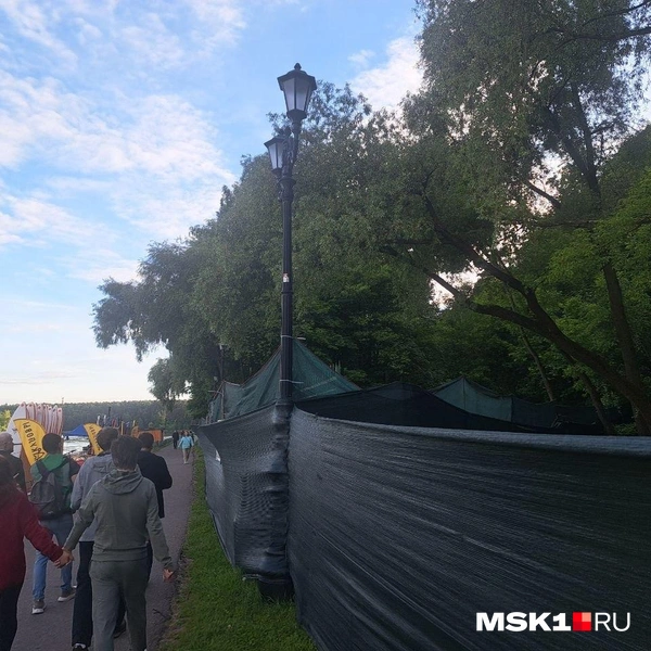 Забор был установлен в семи метрах от берега реки | Источник: Арина Майорова / MSK1.RU