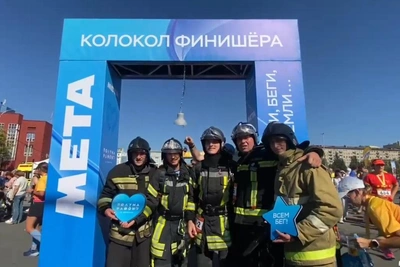 Пожарные пробежали полумарафон в 20-килограммовой экипировке