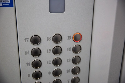 Прокуратура проверяет падение лифта в Воронеже