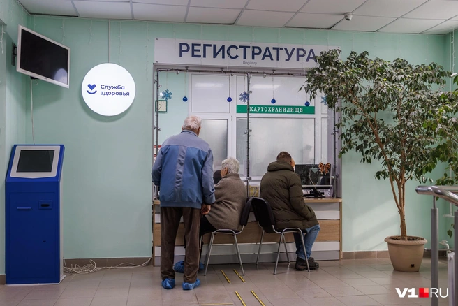 Травматологи сегодня особенно заняты приемом пациентов | Источник: Алексей Волхонский / V1.RU