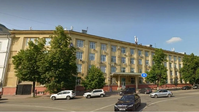 Дом был построен в 60-х годах прошлого века и является центром архитектурного ансамбля на площади Пушкина | Источник: yandex.ru / maps