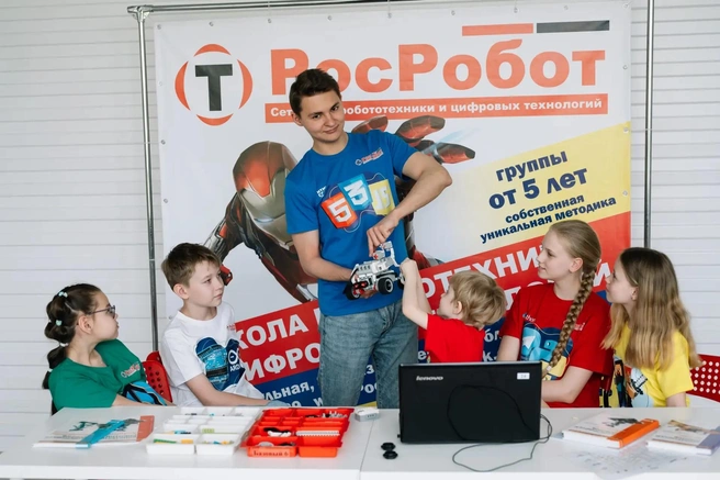 Педагог успевает уделить внимание каждому | Источник: «РосРобот»