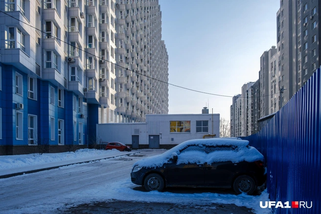 Старый синий забор всё ещё остался | Источник: Булат Салихов / UFA1.RU