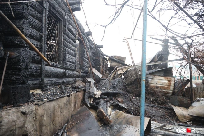 Одну стену дома закоптило полностью | Источник: Роман Данилкин / 63.RU