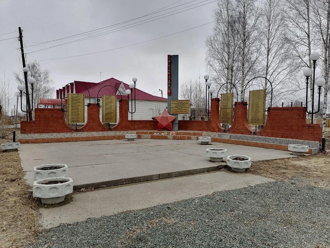 По словам эксперта ОНФ в ХМАО, состояние мемориала из года в год оставляет желать лучшего | Источник: Денис Такунцев / Vk.com