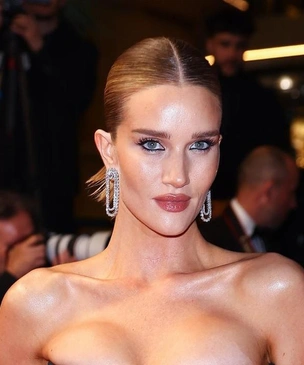 Супермодель Роузи Хантингтон-Уайтли пришла на вечеринку BAFTA без штанов