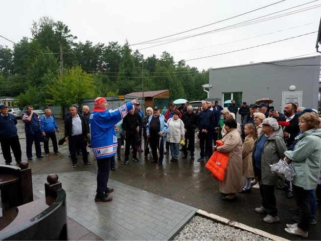 На открытии памятника присутствовали в том числе родственники и товарищи Николая по команде | Источник: пресс-служба «Сима-ленда»