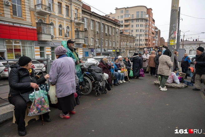 Еду привозят на «островок» между Западным разворотом и Станиславского | Источник: Евгений Вдовин / 161.RU