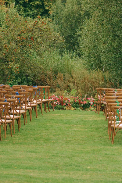 Маникюр с инициалами и платье Вивьен Вествуд: Эмбер Андерсон и Коннор Суинделлс сыграли одну из самых красивых свадеб этого года