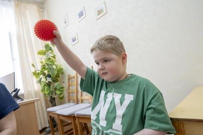 Врачи взялись помочь 9-летнему сироте с неизлечимой болезнью найти родителей