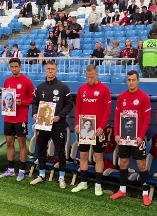Футболисты и судьи вышли на поле с портретами своих родственников-фронтовиков в рамках совместной кампании РФС, РПЛ и ФНЛ «Одна на всех: команда, Родина, Победа!» | Источник: РФС