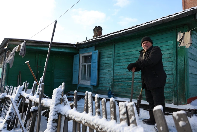 Дедушка уверен, что его дом и участок стоят дороже | Источник: Евгений Софийчук / NGS55.RU