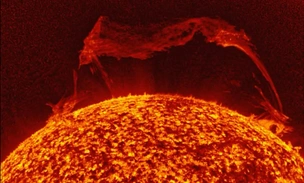 В 80 раз больше Земли: от Солнца оторвался гигантский царь-протуберанец