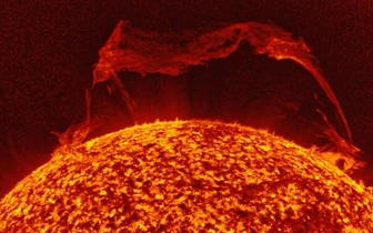 В 80 раз больше Земли: от Солнца оторвался гигантский царь-протуберанец