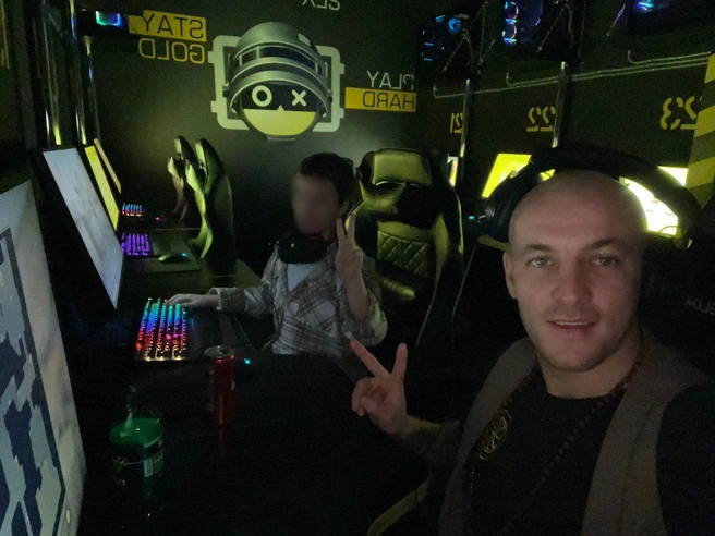 Одно время Иван спускался в компьютерные клубы, где любил проводить время его сын, чтобы видеться с ним чаще | Источник: Иван Кислицын