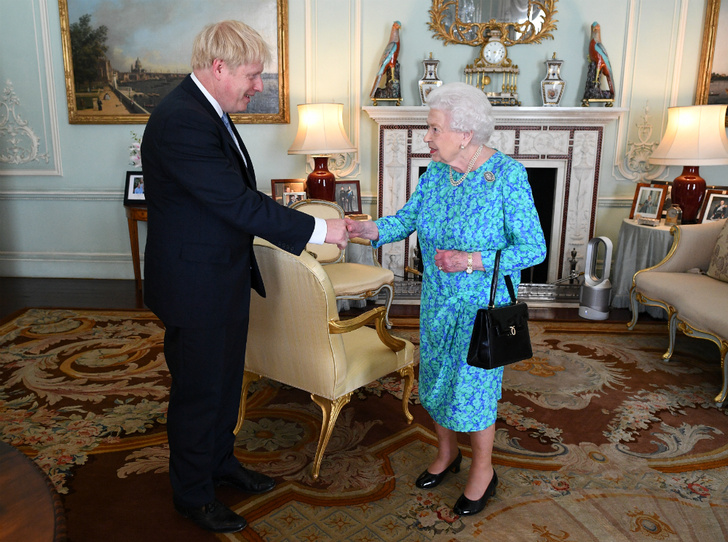 Борис Джонсон ввел королеву в заблуждение (и это грозит ему отставкой)
