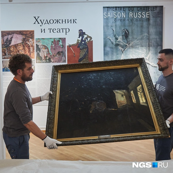Затем аккуратно поднимают и уносят в зал | Источник: Александр Ощепков / NGS.RU