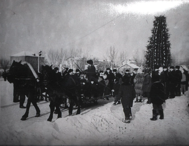 Зимние катания на лошадях детей на площади Куйбышева. 1967 год | Источник: из фотофондов ЦГАСО и СОГАСПИ