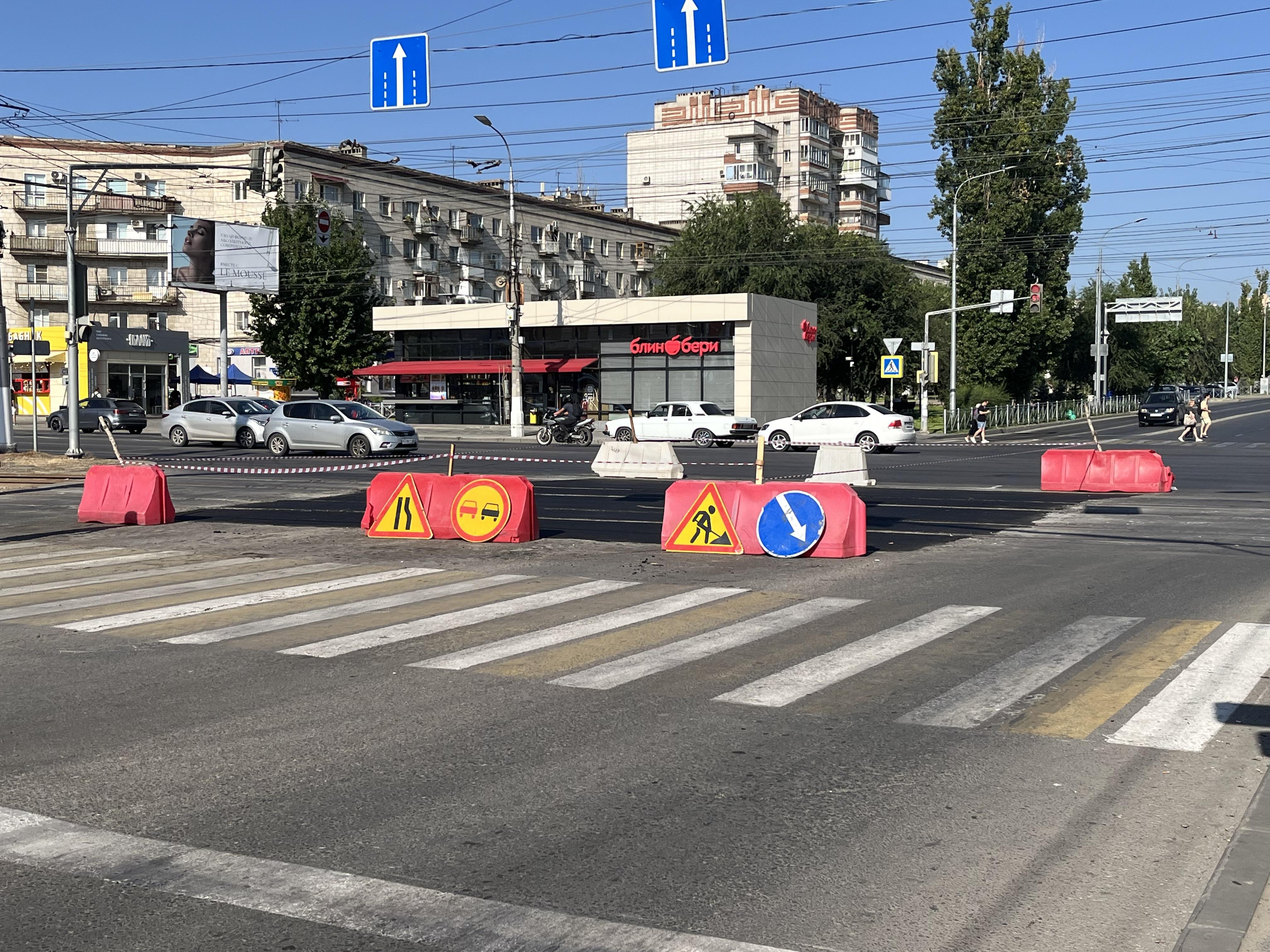 Спасибо, что не в будни: в Волгограде меняют уложенный два года назад асфальт на 7-й Гвардейской