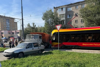 В Екатеринбурге трамваи встали из-за ДТП