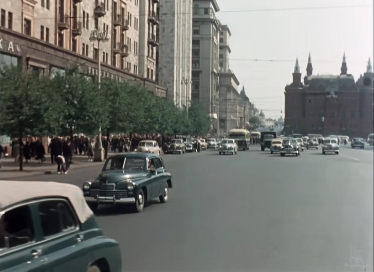 Кадр из фильма. Тверская улица | Источник: Киноконцерн «Мосфильм» / YouTube