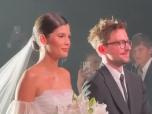 Жених и невеста медленно вышагивают в дыму: в эти минуты идет свадьба Саши Петрова