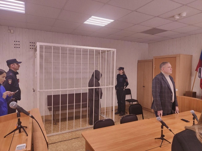 Во время вынесения приговора Фатима Яминова прятала лицо  | Источник: «Суды Омской области» / T.me