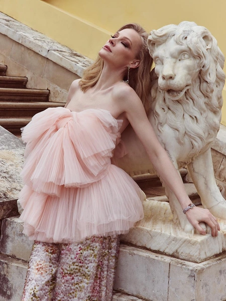 <p>Топ и юбка, Atelier Biser; брюки, Alberta Ferretti (Bosco di Ciliegi); серьги с турмалинами и бриллиантами и браслет с турмалином, сапфирами и бриллиантами, Cluev</p><p>Локация: музей-заповедник «Архангельское», Красногорск</p>