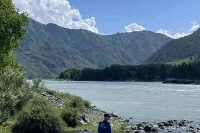 На Алтае ищут упавшего со скалы школьника