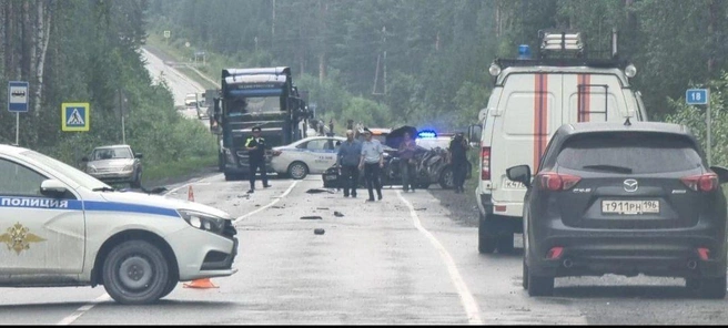 На место аварии прибыли экстренные службы | Источник: читатель E1.RU