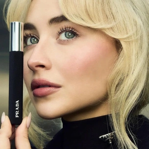 Prada Beauty представляет новую тушь. В главной роли — Сабрина Карпентер