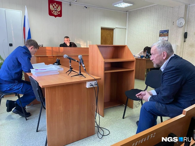 Алексей Джулай слушает обвинительное заключение | Источник: Павел Тиунов / NGS.ru