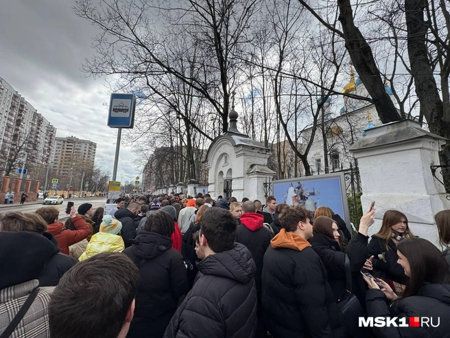 Обстановка у храма Петра и Павла в районе Лефортово, где пройдет прощание с Пашей Техником | Источник: Дмитрий Толстошеев / MSK1.RU