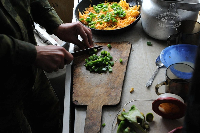 Кок готовит обед | Источник: Евгений Епанчинцев