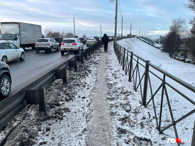 Пешеходы уже вытоптали себе узкую дорожку на мосту | Источник: Кирилл Поверинов